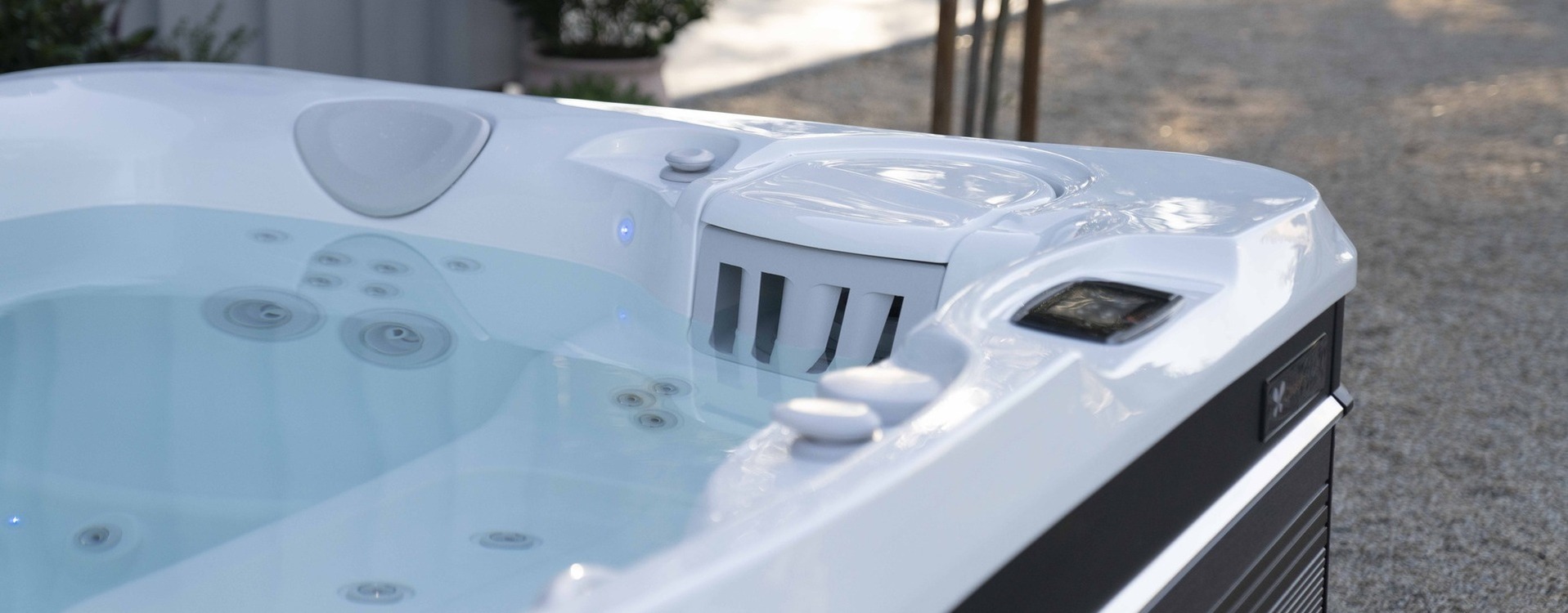 Innovative Salt Water Hot Tub Systems vs Traditional Chlorine